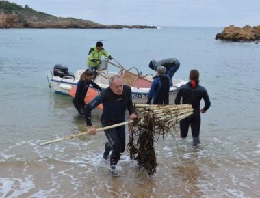 Χανιά: Και ο αντιδήμαρχος βούτηξε στη θάλασσα για να την καθαρίσει (βίντεο)